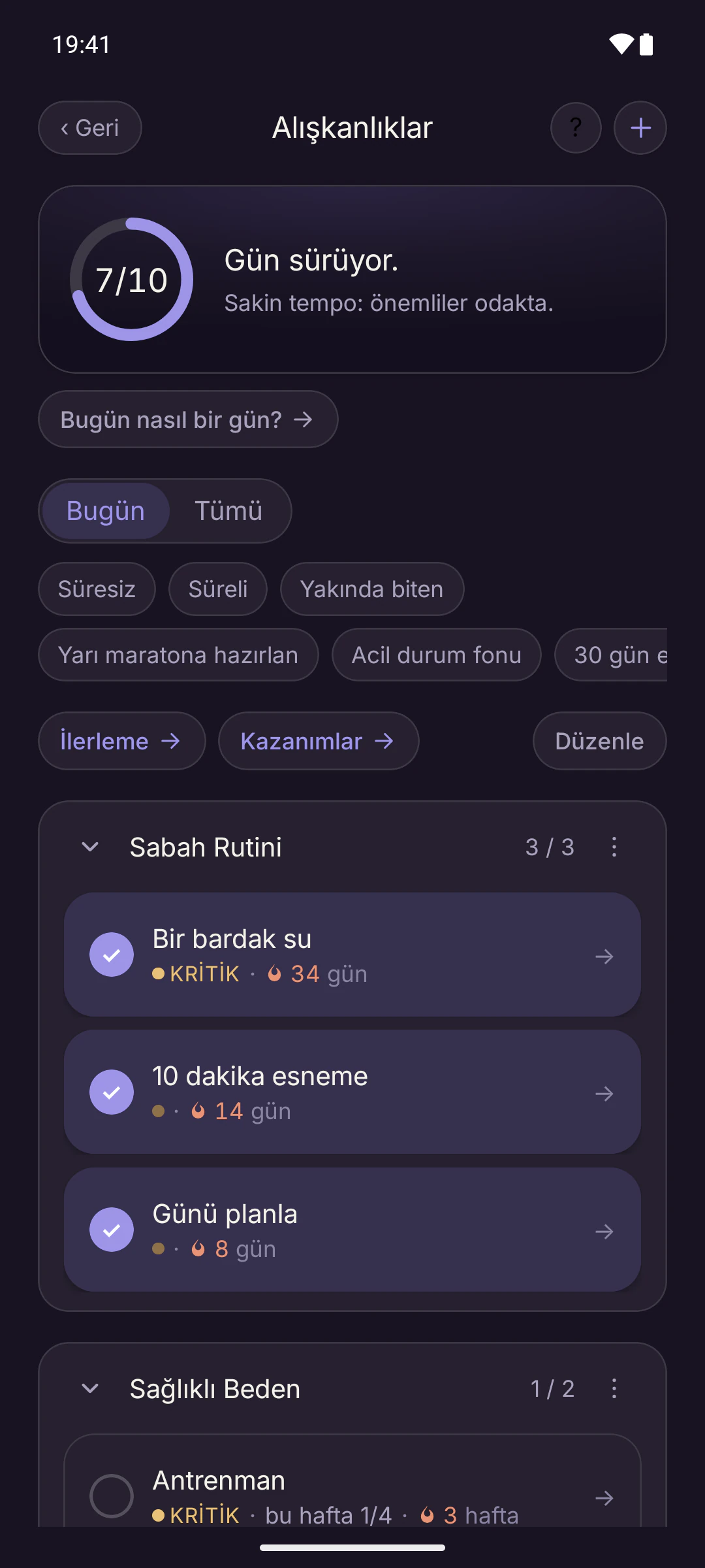 Alışkanlıklar ekranı: “7/10, gün sürüyor” halkası, Sabah Rutini grubunda “Bir bardak su”, “10 dakika esneme” ve “Günü planla”, her birinin yanında seri günü.