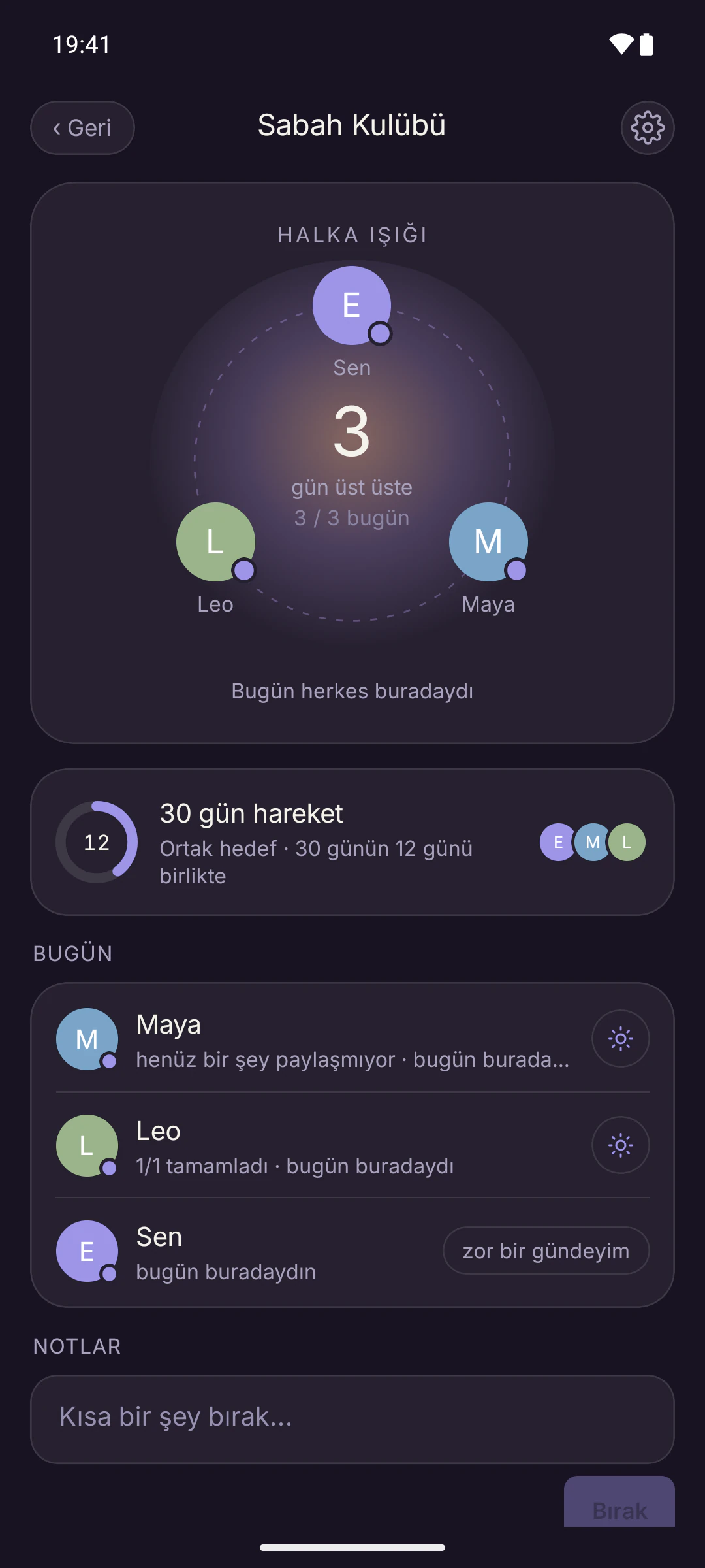 Birlikte ekranı: “Sabah Kulübü” bağı, halka üzerinde üç kişi ve ortada ortak seri, 30 günlük ortak hareket hedefi ve bugün kimin uğradığını gösteren liste.